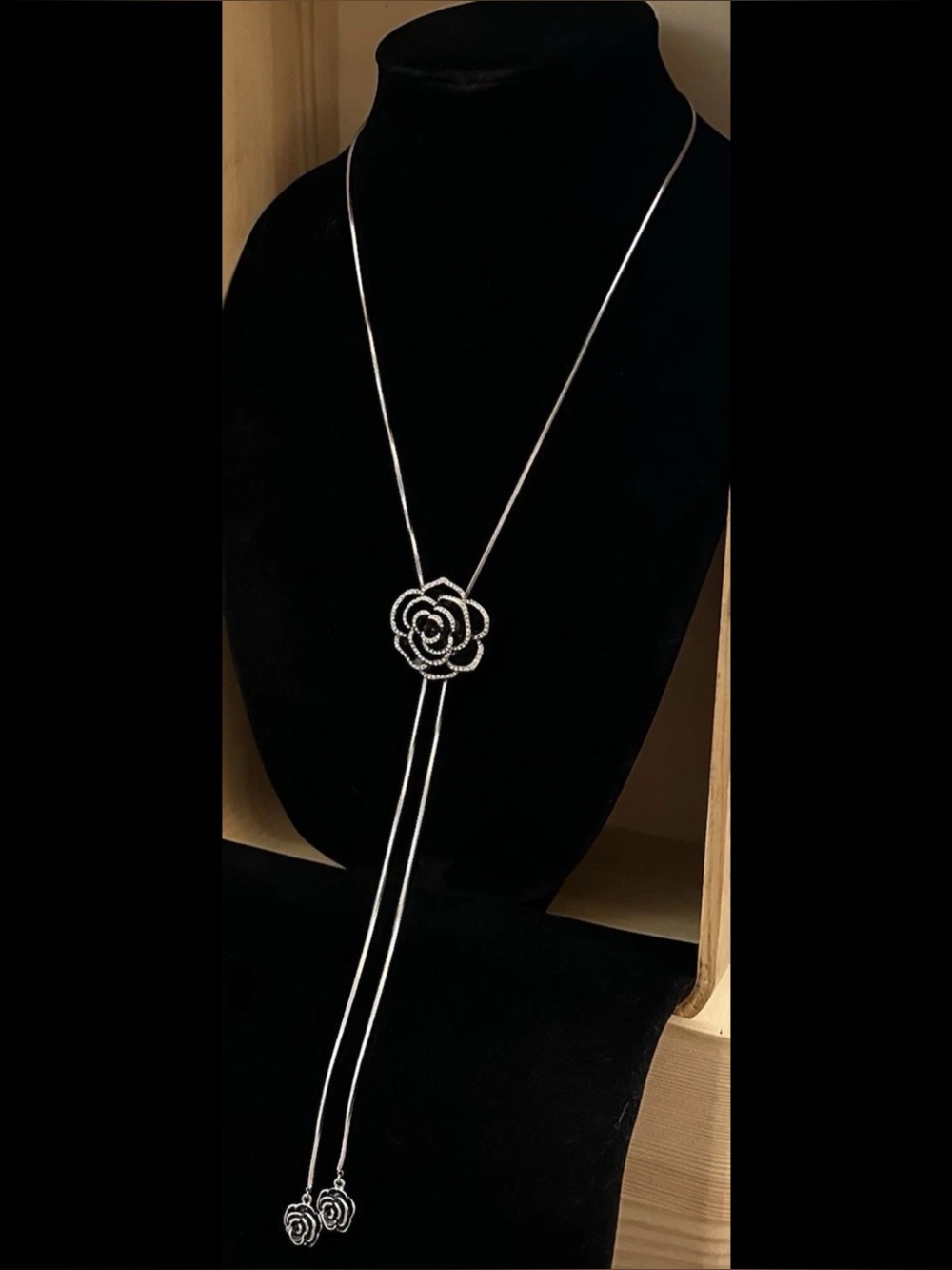 SOHI Black Rhinestone Rose Silver Tone Lariat Long Necklace